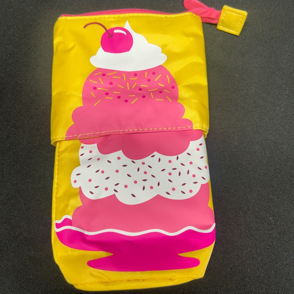 Thirty-One Hide and peek pouch
Sundae Surprise 
New
Smoke free home